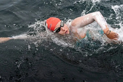 Bengisu Avcı’dan buz yüzmede Türkiye rekoru!