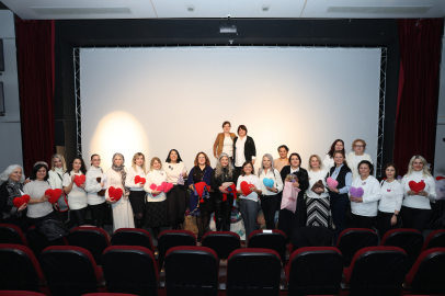 Bursa'da yüzlerce kadın aynı anda iyilik için ilmek attı