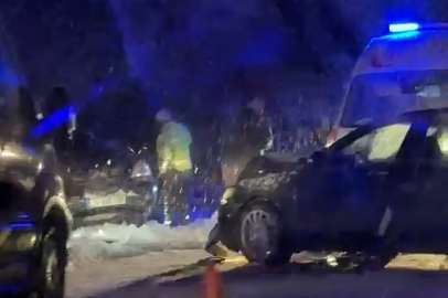 Bartın'da karlı yolda kayan otomobil karşı şeritten gelen araçla çarpıştı: 6 yaralı