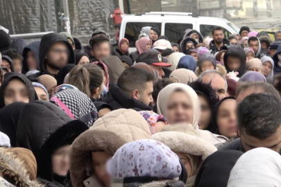 Bursa'da açılış izdihamı! Saatlerce soğukta beklediler...