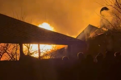 Bursa'da gece yarısı yangın paniği! Bir anda yandaki eve sıçradı...