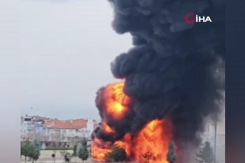 Bursa'da sünger ve mobilya yüklü tır dorseleri alev alev yandı!