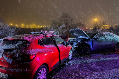 Düzce'de iki otomobilin çarpıştığı kazada 7 kişi yaralandı