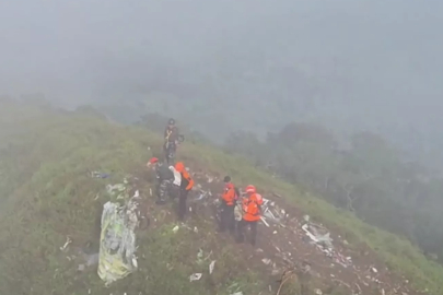 Endonezya'da 11 kişiyi taşıyan kayıp uçağın enkazı bulundu