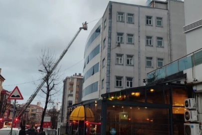 İstanbul'da kapatılan hastanenin çatısında yangın