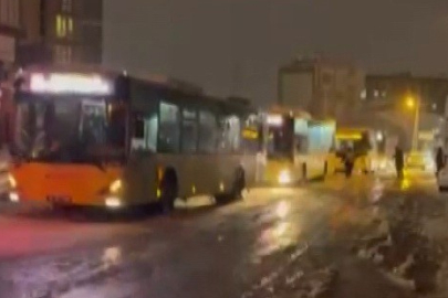 İstanbul Pendik'te ekipler karları temizledi, lastiği uygun olmayan İETT otobüsü yolda kaldı