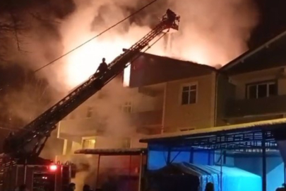 Zonguldak Gökçebey'de 3 katlı binanın çatısı alev alev yandı