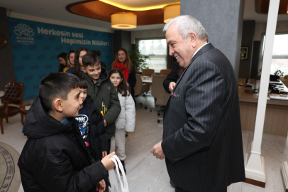 Bursa'da çocuklar el emeklerini Başkan Şadi Özdemir’e hediye etti