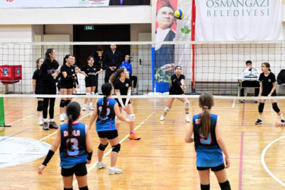 Bursa Osmangazi'de Mini Kızlar Voleybol Turnuvası, 700. yıl coşkusunu sahaya taşıdı