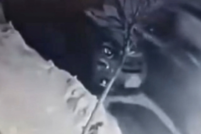 Elazığ'da buzda kayan araç park halindeki otomobile çarptı