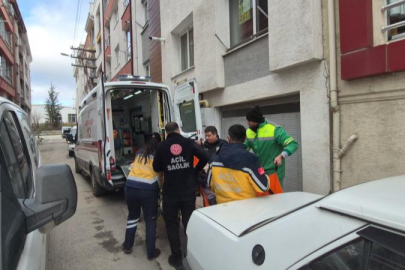 Eskişehir'de evinde düşen 86 yaşındaki kadını polis kapıyı kırarak kurtardı