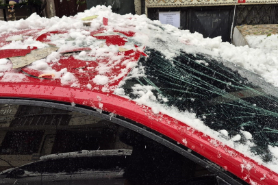 İstanbul Sultangazi'de çatıdan düşen kar kütlesi park halindeki otomobile zarar verdi