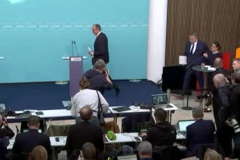 Merz, Grönland ve ek gümrük vergilerini Trump ile Davos’ta görüşmeyi planlıyor