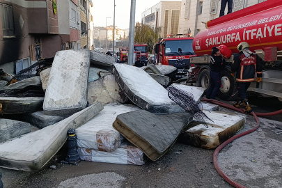 Şanlıurfa'da koltuk ve yatak üretimi yapılan atölyede korkutan yangın