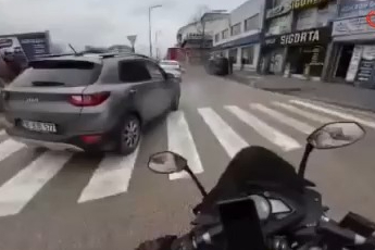 Bursa'da motosikletlinin ölümden döndüğü anlar kamerada