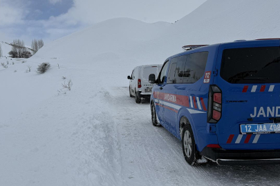 Çığ kara yolunu kapattı, araç içindekiler son anda kurtuldu