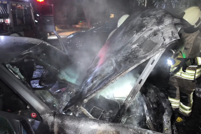 İstanbul Kadıköy’de apartman otoparkında otomobil alev aldı