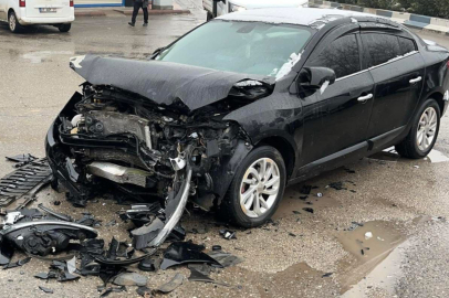 Siirt'te otomobil refüje çarptı: 2 yaralı