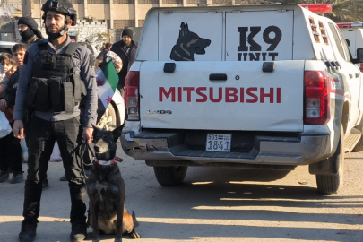 Terörden temizlenen Rakka'da özel eğitimli köpeklerle bomba arama çalışmaları