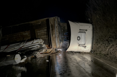 Bursa'da demir profil yüklü TIR devrildi!