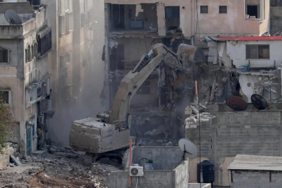 İşgalci İsrail, Batı Şeria'da Filistinlilere ait 3 evi yıktı