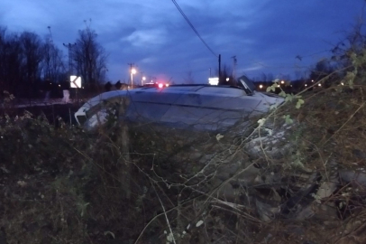 Samsun’da otomobil şarampole yuvarlandı: 3 yaralı