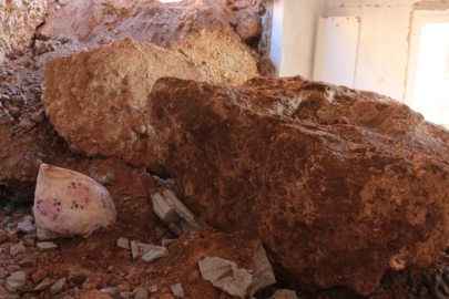 Şırnak'ta facianın eşiğinden dönüldü: Dev kayalar evi yerle bir etti