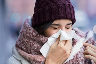 Uzman isim uyardı: Geçmeyen burun akıntısına dikkat!!