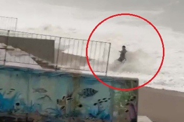 Antalya'da son anda fark ettiği dev dalgaların arasında kalmaktan merdivene tutunarak kurtuldu