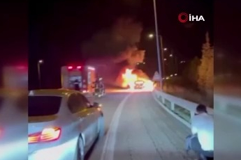 Bursa'da seyir halindeki otomobil alev topuna döndü: Aracının yanışını çaresizce izledi