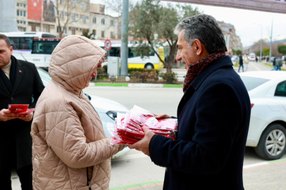 Bursa Gemlik Belediyesi’nden Türk Bayrağı dağıtımı