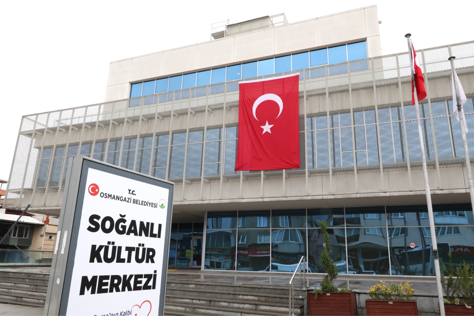 Bursa Osmangazi Belediyesi binalarını Türk bayraklarıyla donattı