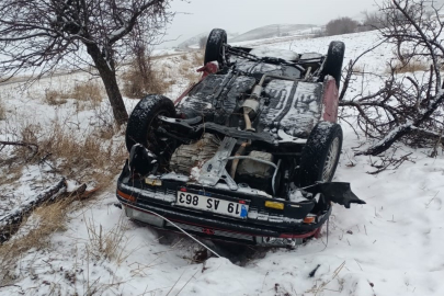 Çorum’da ağaca çarpan otomobil takla attı