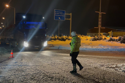 Erzincan-Sivas karayoluna çığ düştü
