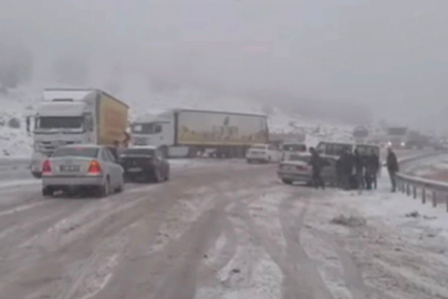 Gaziantep-Araban kara yolunda kar esareti: Çok sayıda araç mahsur kaldı