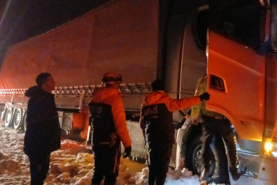 Ağrı’da kar ve fırtınada mahsur kalan vatandaşları ekipler kurtardı