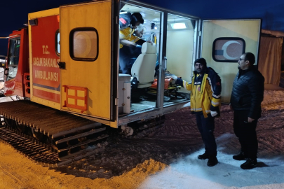 Ağrı’da yolu kapalı köydeki hasta paletli ambulansla hastaneye ulaştırıldı