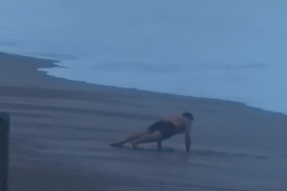 Antalya'da sahilde şınav çekti, 2 metrelik dalgaları görünce koşarak kaçtı