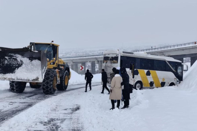Bingöl'de kayan midibüs kara saplandı