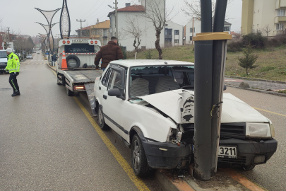 Edirne Keşan’da aydınlatma direğine çarpan otomobildeki 2 kişi yaralandı