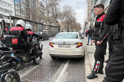 Manisa'dan çaldıkları altını İzmir'de bozdurmak isteyen 2 şüpheliden biri yakalandı