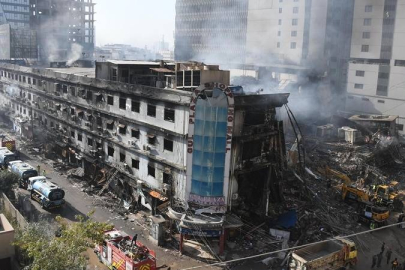 Pakistan'da alışveriş merkezinde yangın: Ölü sayısı artıyor