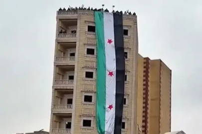 Rakka'nın en yüksek binana Suriye bayrağı çekildi