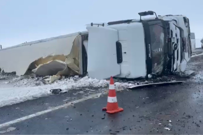 Siverek-Şanlıurfa kara yolunda tır devrildi: Ulaşım tek şeritten sağlanıyor