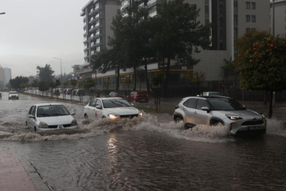 Antalya'da yollar göle döndü