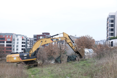 Bursa'da belediye kaçak barakaları yıktı!