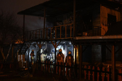 Sancaktepe'de gecekonduda çıkan yangın söndürüldü