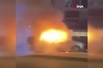 Bursa'da araç alev aldı, esnaf yangın tüpleriyle koştu!