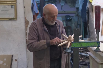 Bursa'da yarım asırdan fazla süredir aynı tutkuyla ahşaba şekil veriyor