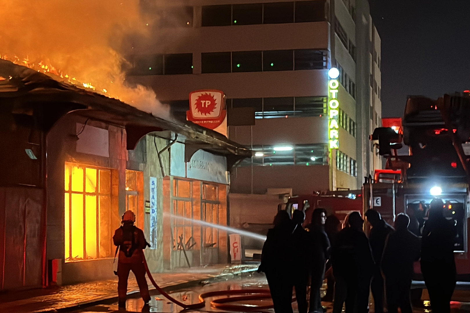 Hatay'da hırdavat dükkanında çıkan yangın hasara neden oldu